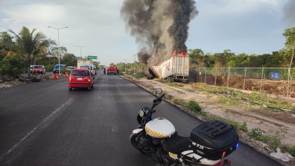 Tráiler se incendia en el bulevar Colosio, cerca del aeropuerto de Cancún 