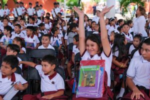 Regresan a clases más de 349 mil estudiantes en Quintana Roo 