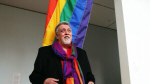 artista Gilbert Baker. 