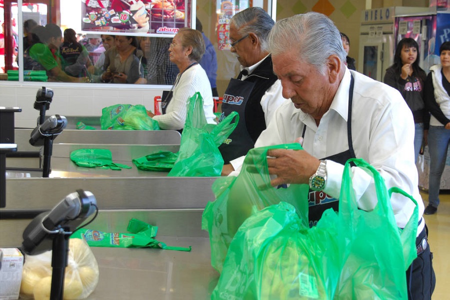 Lucha diaria: Más de 33 mil abuelitos trabajan para subsistir en México