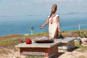 Atenea Gómez embellece Punta Sur, en Isla Mujeres