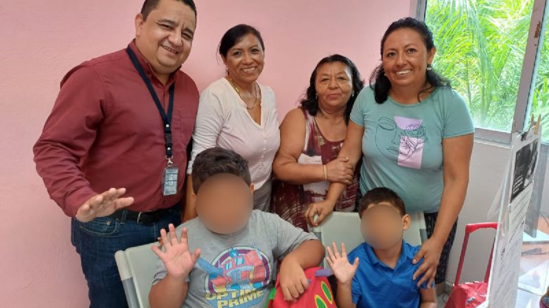 Entregan a abuela materna a niños abandonados en cine de Cancún