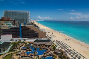 Hoteleros de Cancún exigen detener abusos de agentes de migración en el aeropuerto