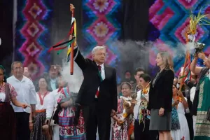 AMLO entrega el Bastón de Mando a Claudia Sheinbaum en encuentro histórico