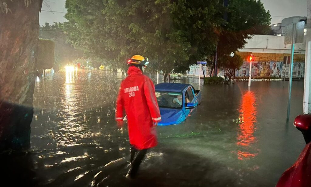 Cae en Jalisco la tormenta más fuerte de la temporada y genera caos