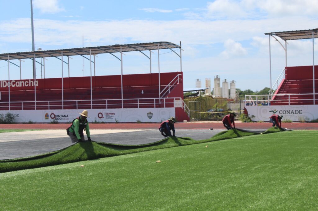 Cancha de futbol del CEDAR de Cancún es rehabilitada