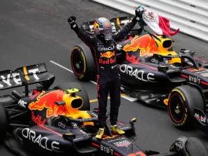 Checo Perez con casco especial por 250 carreras en Formula 1 1