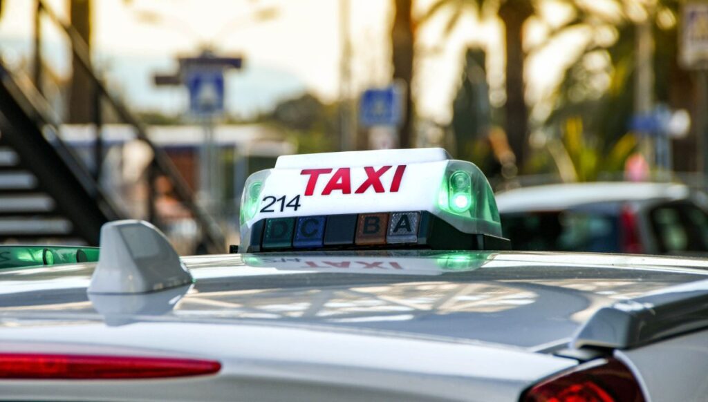 Ciudadano graba video de agresión contra Uber y taxistas lo golpean