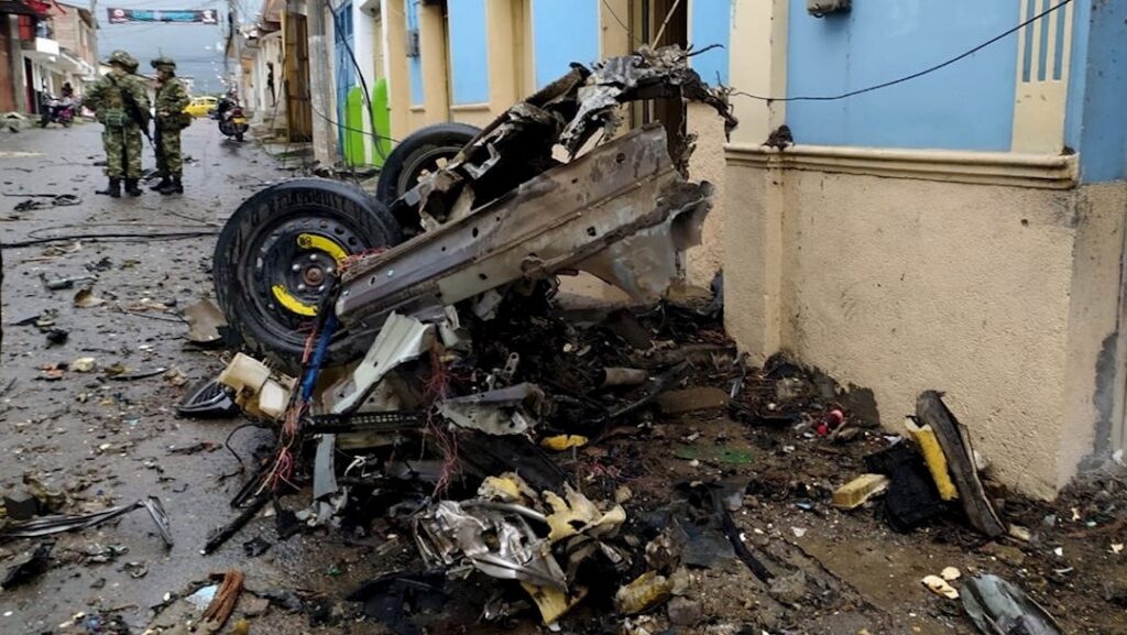 Coche bomba explota frente estación de policía en Colombia