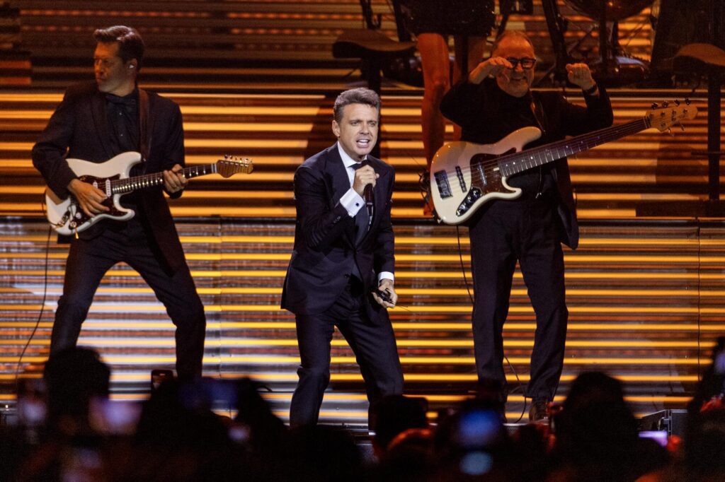 Diego Boneta es cautivado por concierto de Luis Miguel (VIDEO)