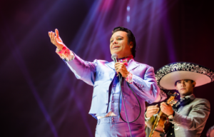 Juan Gabriel anuncia su regreso a la musica .Sera real la leyenda que esta vivo