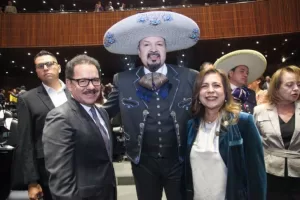 Pepe Aguilar propone incluir charrería en los libros de texto