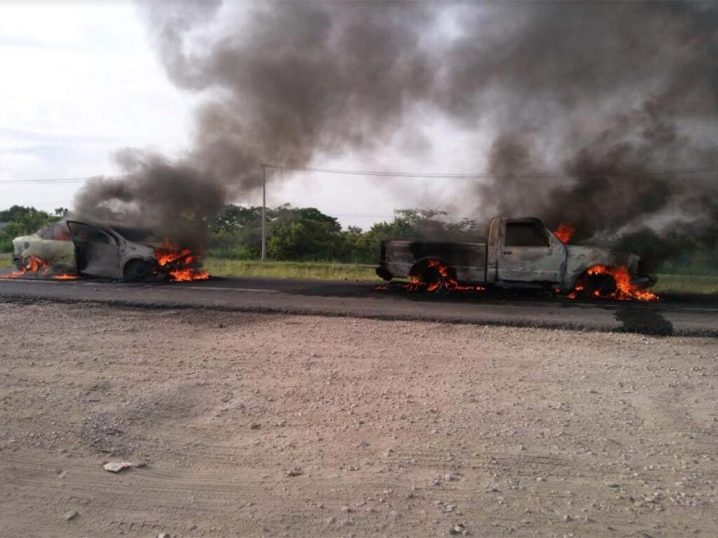 Queman autos y bloquean carreteras en Tabasco