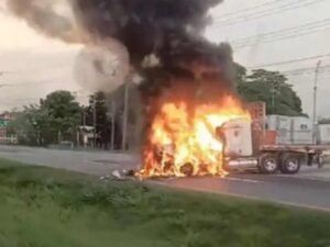 Queman autos y bloquean carreteras en Tabasco