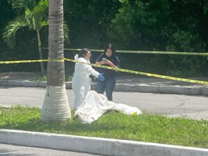 Motociclista fallece tras derrapar atrás de Plaza de Toros Cancún 