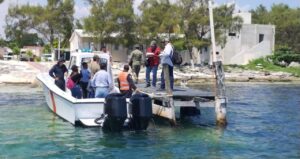 Hombres extraen caracol rosado ilegalmente en Puerto Juárez 