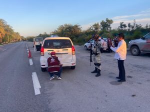 Realizan operativo a transporte en Cancún; infraccionan y retiran polarizado