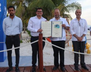 Logran recertificación e izan Blue Flag en Playa del Sol, Puerto Morelos