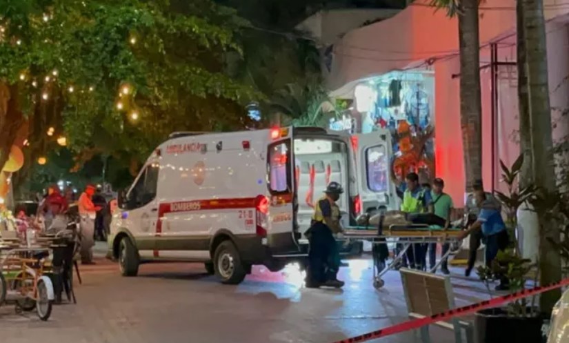 Atacan a balazos a hombre en Quinta Avenida de Playa del Carmen