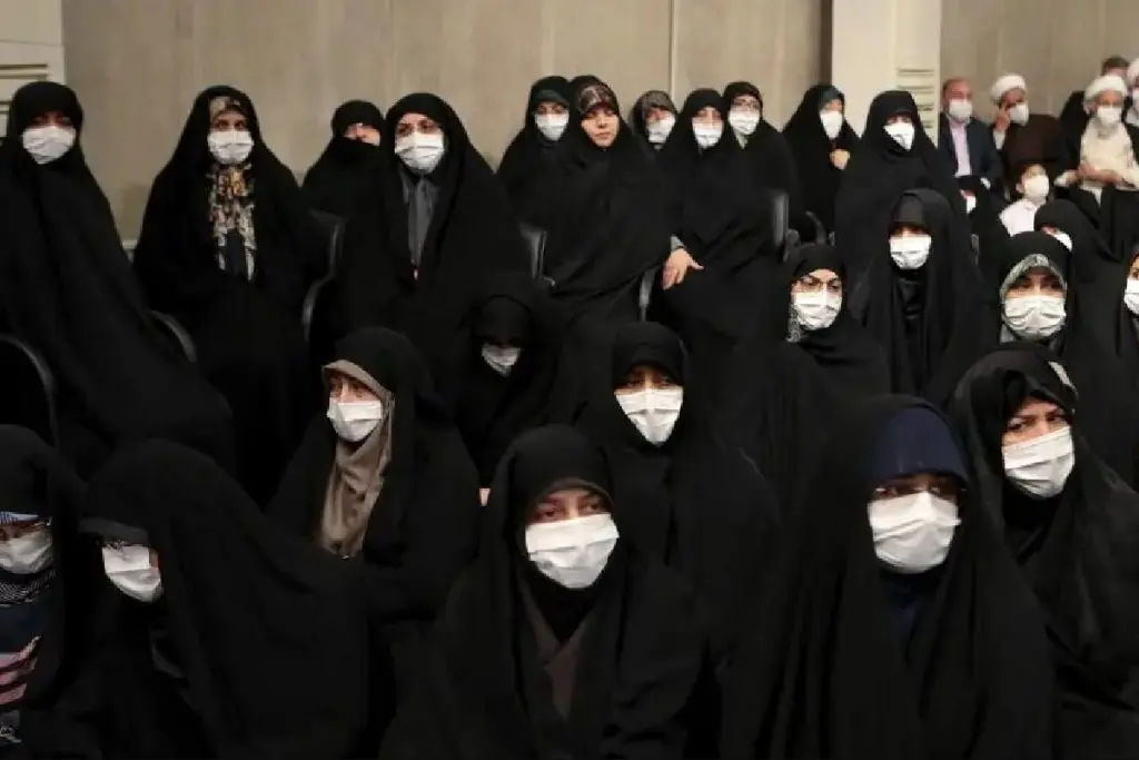 Irán aprueba ley que endurece sanciones para mujeres que no usen velo
