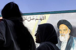 Irán aprueba ley que endurece sanciones para mujeres que no usen velo