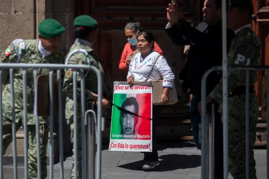 Padres de Ayotzinapa exigen a AMLO la verdad sobre sus hijos desaparecidos