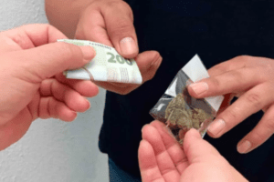 Detienen a estudiante de secundaria en CDMX por venta de drogas