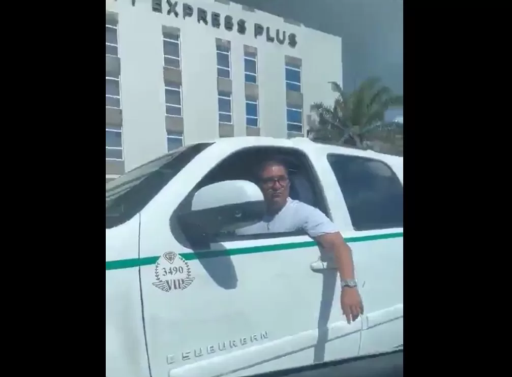 Taxistas agreden a conductor de Uber en aeropuerto de Cancún (VIDEO)