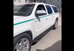 Taxistas agreden a conductor de Uber en aeropuerto de Cancún (VIDEO)