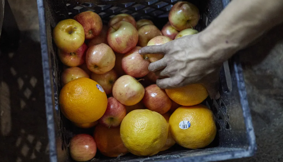 La alimentación es un componente esencial de nuestro bienestar, y se ha investigado si el consumo de frutas y verduras puede tener un impacto positivo en nuestro estado de ánimo.