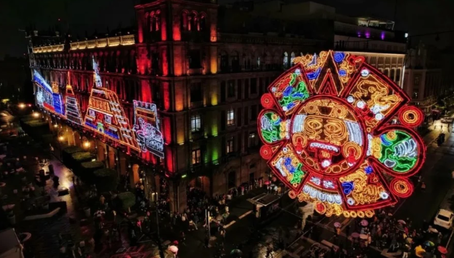 Espectacular alumbrado del Zócalo de la Ciudad de México para la Celebración del 15 de Septiembre