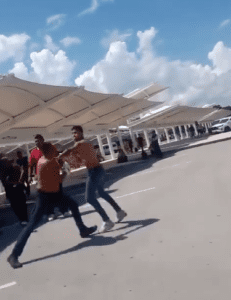 Choferes de transporte turístico protagonizan pelea en aeropuerto de Cancún 