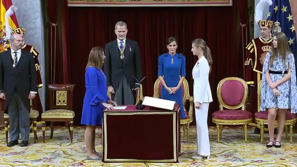 "Próxima reina de España" Así jura la Constitución la princesa Leonor de Borbón