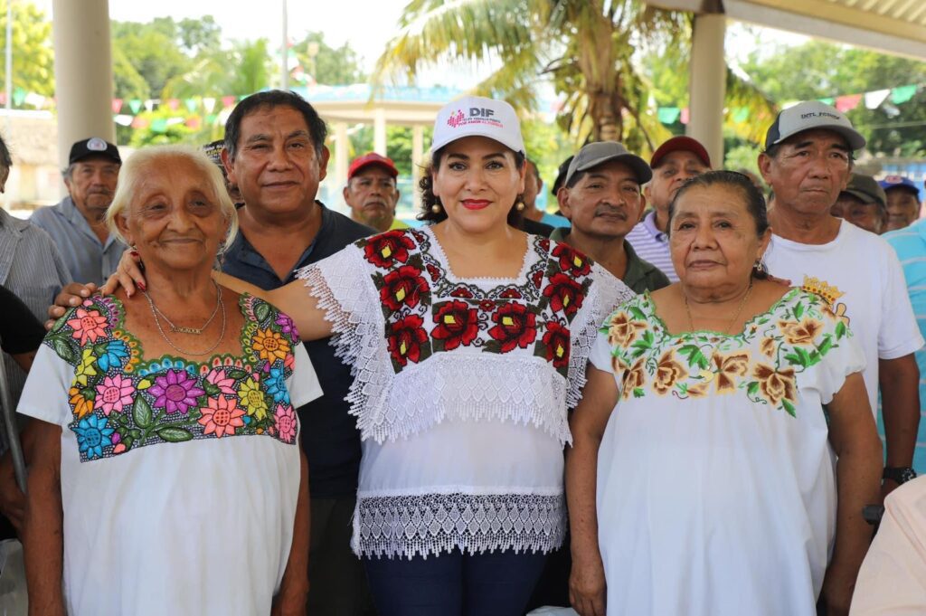 Adultos Mayores en comunidades de Felipe Carrillo Puerto reciben apoyos