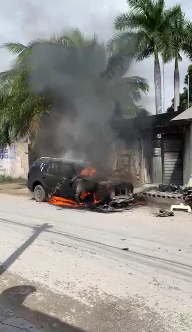 Sicarios balean y prenden fuego a una camioneta en Bonfil 