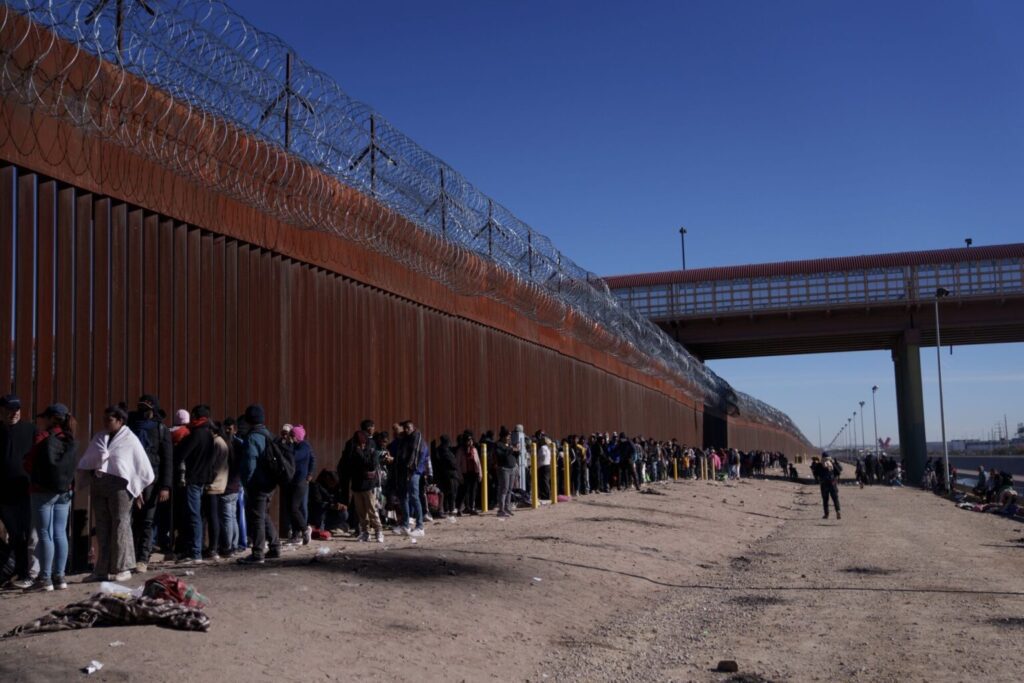 Biden desata controversia al reforzar el muro en la frontera con México en plena crisis migratoria