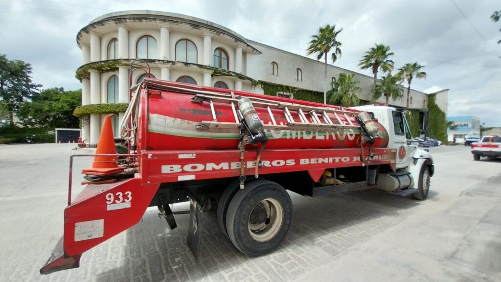 Bomberos de Cancún se movilizan por supuesta bomba en la Universidad Humanitas