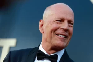 Bruce Willis habria perdido habilidades ya no puede leer ni escribir 1