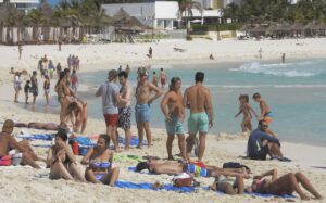 Cancun capta el 46.6 de turistas internacionales que llegan a Mexico