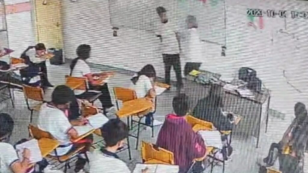 Estudiante de secundaria apuñala a su maestra en plena clase