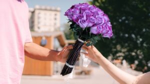 Flores moradas: ¿Qué significa que te las regalen el 9 de octubre?