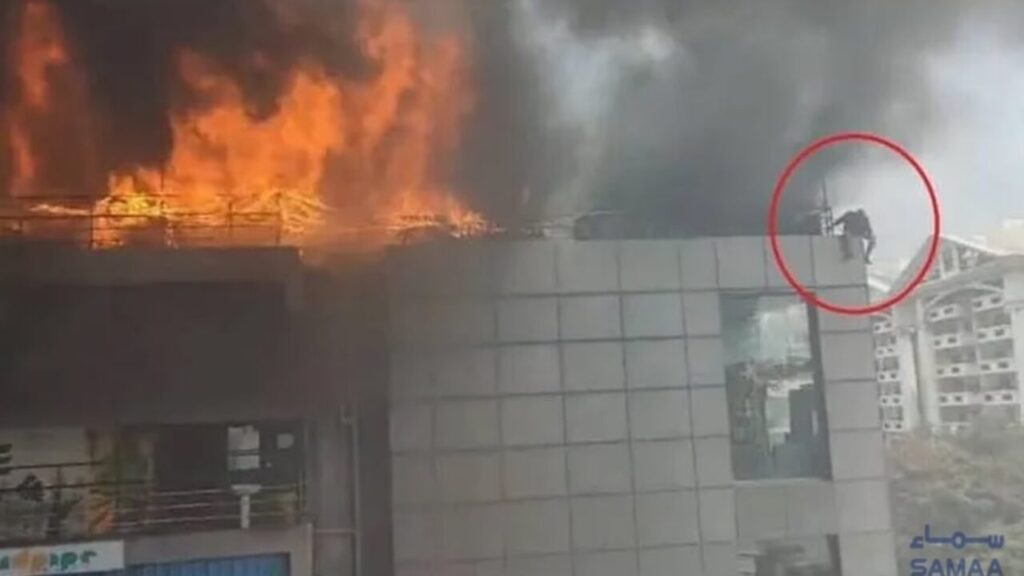 Hombre salta de cafetería en la India que explotó y se incendió (VIDEO)