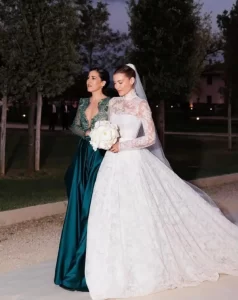 Stephanie Salas luce vestido del diseñador Yucateco en la boda de su hija