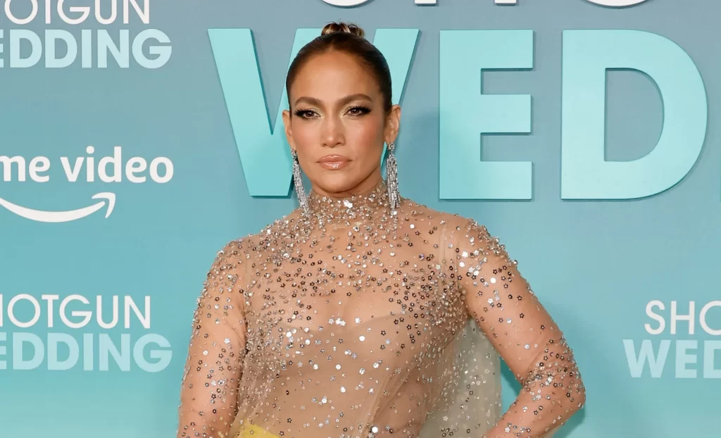 Jennifer Lopez diseña ropa interior y ella misma modela su colección (FOTOS)