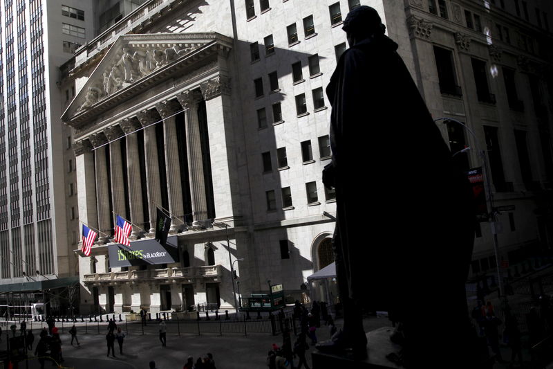 ¡Wall Street a la baja! Las ventas minoristas más fuertes de lo esperado