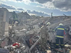 Pueblo de Ucrania es bombardeado y hay al menos 49 muertos
