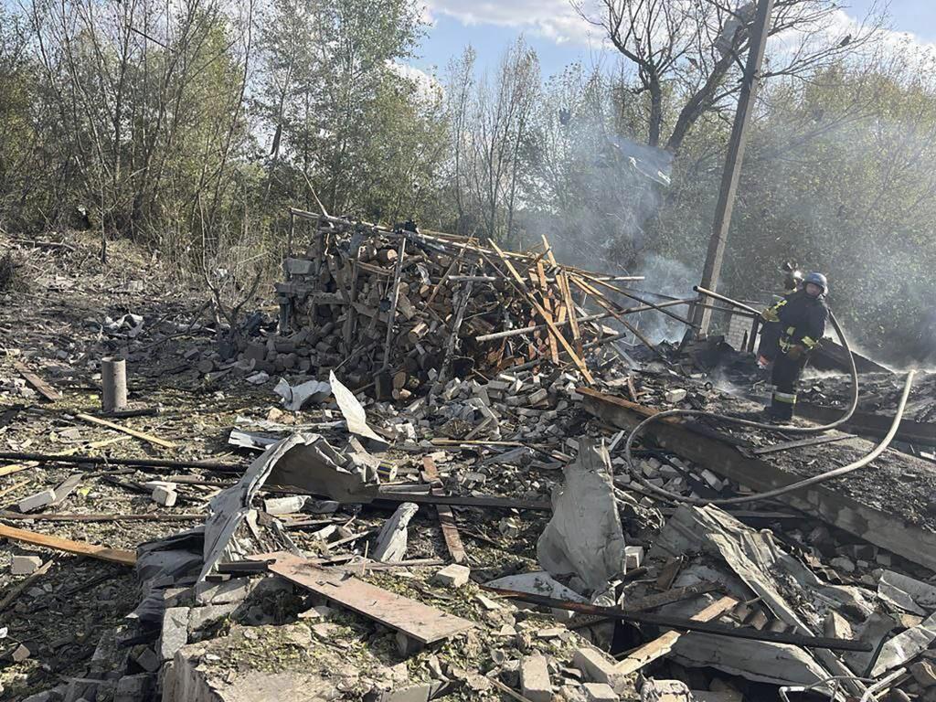 Pueblo de Ucrania es bombardeado y hay al menos 49 muertos