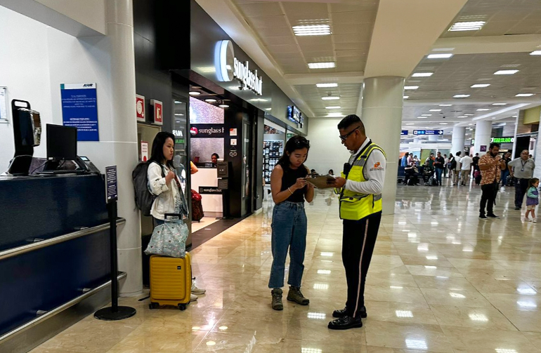 Turista estafada en Cancún: Taxista cobra 4 mil pesos por viaje al Centro