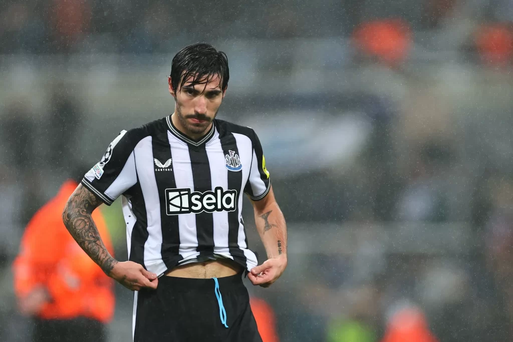 Sandro Tonali del Newcastle suspendido 10 meses por apuestas