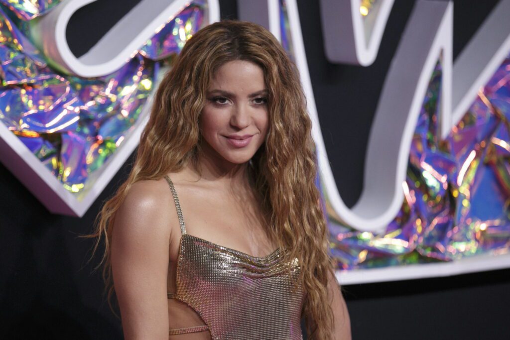 Shakira empuja a una mujer en la calle (VIDEO)